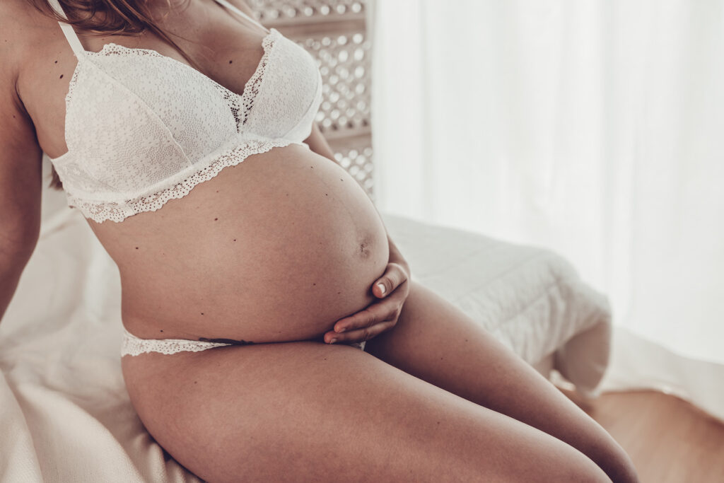 Babybauch in weißer Spitzenwäsche, Studioaufnahme – Sabrina Dötzl Fotografie Hollabrunn
