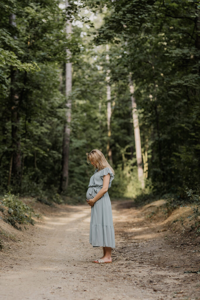 Schwangere im Sommerkleid auf einem Waldweg – Sabrina Dötzl Fotografie Hollabrunn