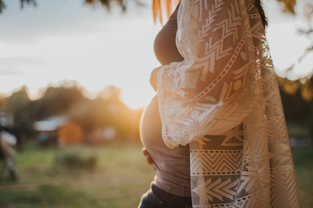 Schwangere im Spitzenkleid im Abendlicht, Babybauch im Profil – Sabrina Dötzl Fotografie Hollabrunn