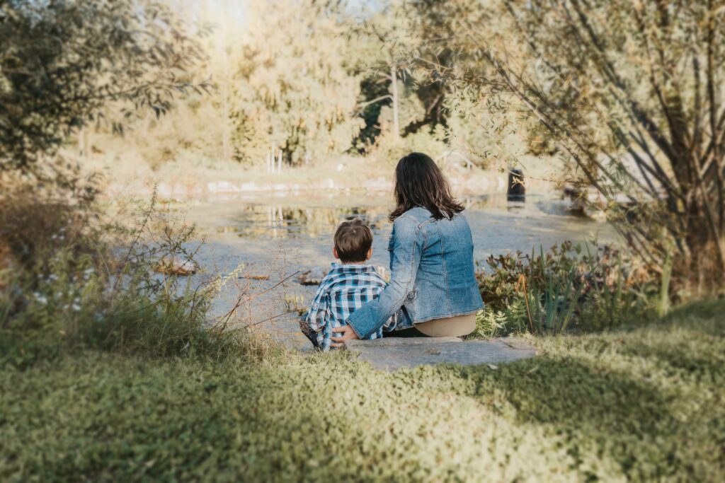 Mama und Sohn sitzen am Teich in der Natur, Familienshooting – Sabrina Dötzl Fotografie Hollabrunn