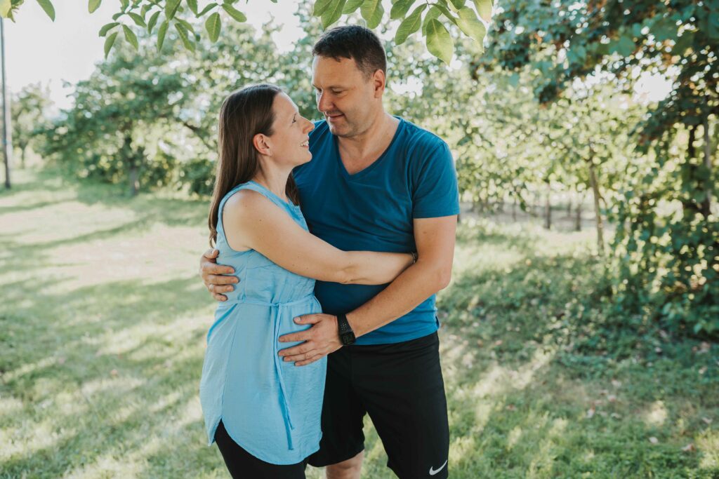 Paar umarmt sich lachend im Garten beim Familienshooting – Sabrina Dötzl Fotografie Hollabrunn
