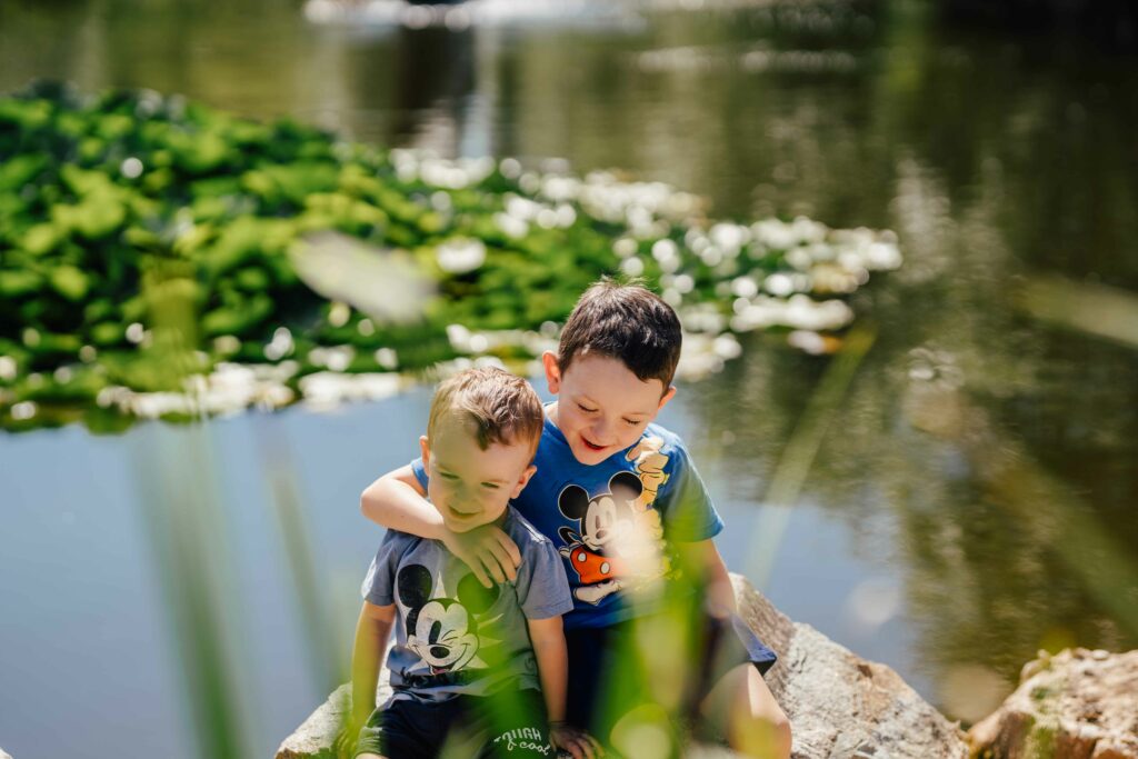 Papa mit Sohn am Seerosenteich beim Familienshooting – Sabrina Dötzl Fotografie Hollabrunn