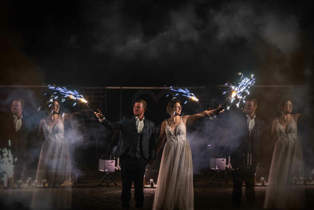 Brautpaar und Gäste mit Wunderkerzen in der Nacht – Sabrina Dötzl Fotografie Hollabrunn