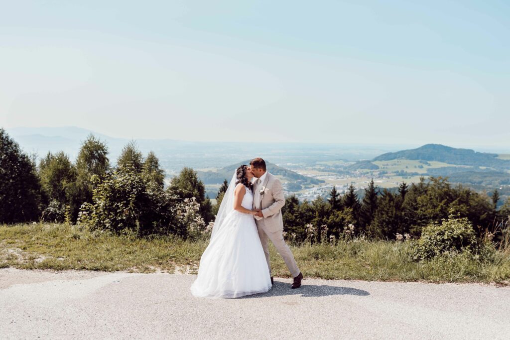 Brautpaar küsst sich mit Aussicht über die Landschaft – Sabrina Dötzl Fotografie Hollabrunn