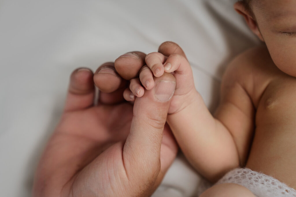 Babyhand hält den Finger der Mama – Sabrina Dötzl Fotografie Hollabrunn