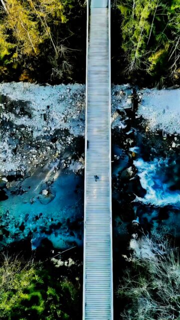 „Mein Lieblingsplatz: die Brücke über dem Fluss.Kürzlich durfte ich eine wunderbare, intensive Woche im Allgäu erleben – voller emotionaler Gespräche, Meditationen und wertvoller Zeit für mich selbst. Eine Woche, in der ich bewusst aus meiner Komfortzone gegangen bin: Frühmorgens bei Minusgraden meine Laufrunde gemacht (und mich gefragt, ob meine Zehen das überleben), später dann die Wärme der Sonne genossen. In der Mittagspause lange Spaziergänge, tiefgehende Gedanken, sehr viele Notizen gemacht. Und immer wieder dieser eine Moment: Ich stehe auf der Brücke, schaue auf den Fluss – und spüre diese unendliche Ruhe und den Frieden in mir!Ich habe so viele wunderbare Menschen kennengelernt, ihre Geschichten gehört und unglaublich viel gelernt. Ein Satz hat mich besonders berührt: „Was dich trifft, betrifft dich!“ Wie wahr – und wie kraftvoll 🤍Fazit der Woche: anschauen – fühlen – annehmen – neu entscheiden!Danke von Herzen an @robert.t.betz und all die tollen Transformationstherapeuten, die diese Erfahrung so besonders gemacht haben. 🤍 Und danke an den Fluss, der mir bestätigt hat, dass alles im Fluss bleiben darf – besonders ich.“#selbstliebe #love #frieden #glücklichundzufrieden #natur #fluss #liebe #motivation #meditation #innereskind #glück #freiheit #freude #fülle #ordnung #klarheit #reflektieren #bewusst #schöpferkraft #entscheidung #reaktion #arschengel #gefühle #danke #dankbarkeit #vergebung 🤍