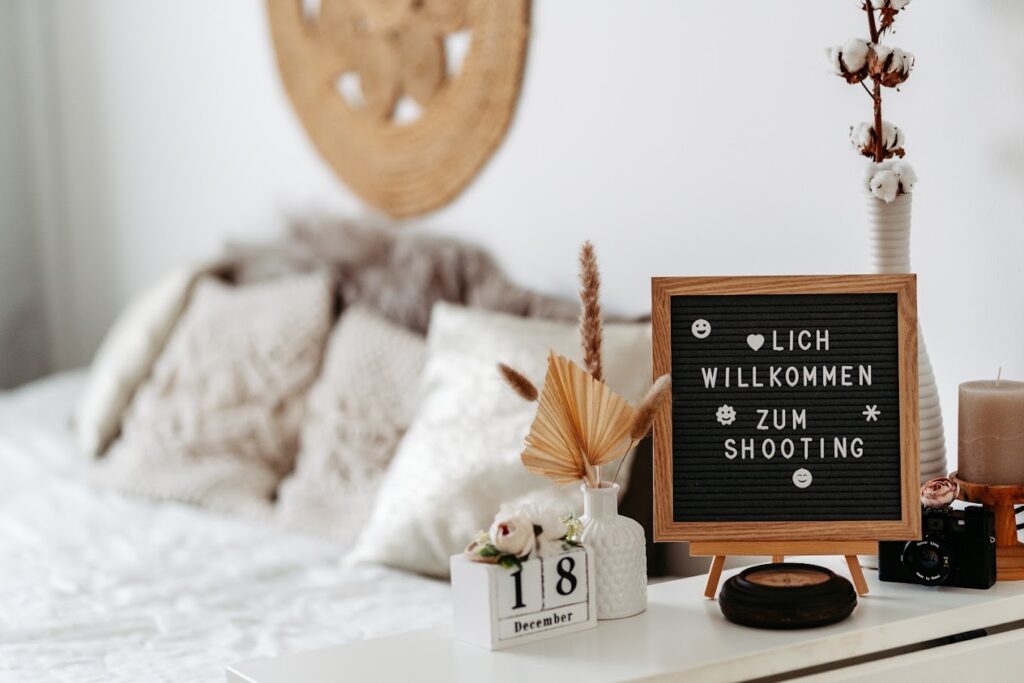 Fotostudio mit gemütlichem Bett und Schild „Herzlich willkommen zum Shooting“ – Sabrina Dötzl Fotografie Hollabrunn