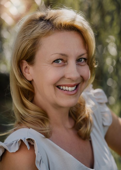Fotografin Sabrina Dötzl lächelt in die Kamera – Sabrina Dötzl Fotografie Hollabrunn